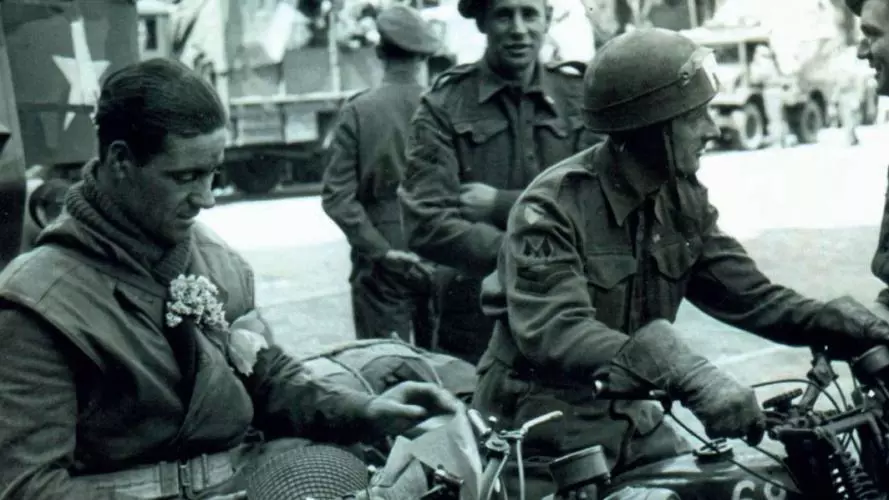 sjt harry carr 1st bucks battalion t force centre at liberation of delft holland 8 may 1945 bucks military museum trust